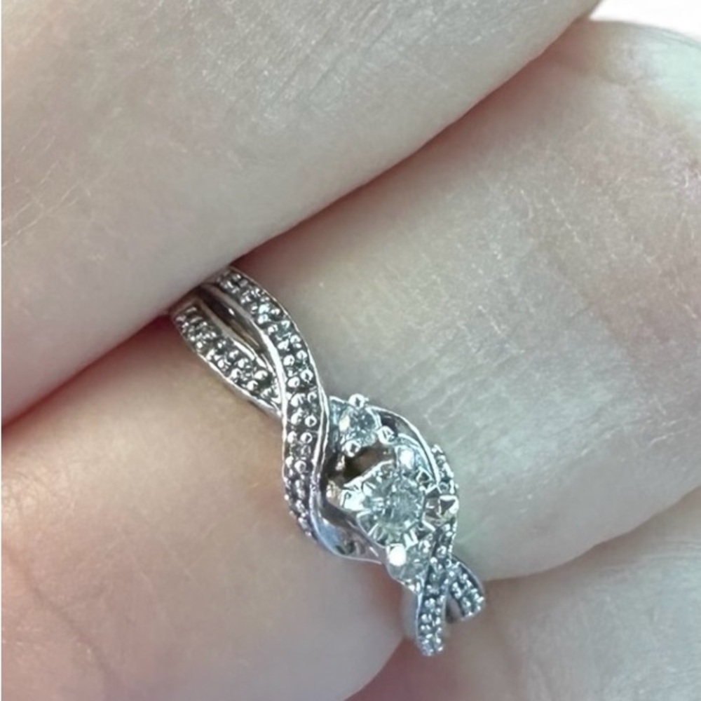 Stylish Silver Twisted Diamond Ring - image 2